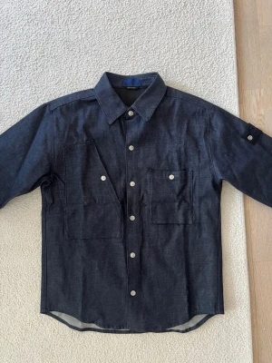 Stone Island Denim Shirt Jacket - Strl M passar M/L. Helt ny, oanvänd. 