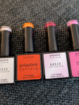 Gel polish factory - OBS! Den sista rosa är använd, se bilder. Skickar med den gratis. Resten är nya och oanvända. Jättefina färger. My milkshakes, fluent in mandarin (orange), lipgloss (transparent rosa), ken's girlfriend (använd och skickas med gratis)