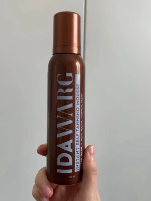 FRI FRAKT!! Ida Warg brun utan sol mousse - Extra mörk mousse som ger jättefin solkysst ton. 100% vegansk och luktar gott!! och enkel att applicera🤩🤩 Fri frakt och postar oftast samma dag eller dagen efter!! Använd endast en gång!