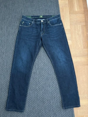 Mörkblå jeans från Tramarossa  - Snygga mörkblå jeans från tramarossa. Modell Michelangelo med W36. Säljer de då dem har blivit för stora för mig.