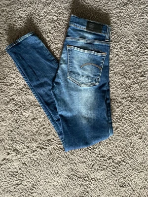 G-Star Raw Jeans - Säljer ett par riktigt snygga G Star jeans. Storlek 14 vilket motsvarar 164. Jeansen är i slim modellen och är i mycket bra skick, hör av dig direkt vid frågor eller funderingar! 😄