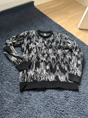 Unik Tröja - Säljer en väldigt underskattad och unik tröja från brothers. Den är i storlek S och är nyköpt. Passar dig som vill sticka ut lite och visa lite extra mode. Mitt priser landar på 699Kr medans orignalpriset är 1199. Lite förhandling är möjligt och bytesförlsag är välkomna. Skriv gärna till mig vid frågor eller funderingar.