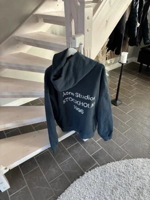 Acne studios - En hoodie från acne studios som jag säljer då jag ska på tågluff och behöver pengarna istället:)Den är tvättad varsamt två gånger och är i fint skick. Storleken är M men är lite oversize så passar även L. Mycket skön passform, och även härligt matrial och bra kvalitet. Slitningarna på luvan är del av designen. Skriv om ni vill ha fler bilder eller har någon fråga!