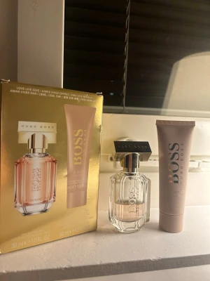 Hugo Boss The Scent parfymset - Lyxigt parfymset från Hugo Boss med The Scent for her. Eau de Parfum. Doft noterna hittar ni i sista inlägget.