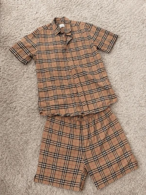 Burberry set *ÄKTA* - Burberry pike och badbyxor i storlek S. Givetvis äkta och kvitto finns. Jättefint skick förutom badbyxorna som saknar snören. Nypris på runt 7000kr. Fraktas spårbart eller hämtas på plats.