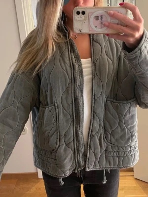 Grå/grön quiltad jacka från Zara - Jättefin jacka från zara, bra skick men någon lös tråd skriv om du vill ha fler bilder💕