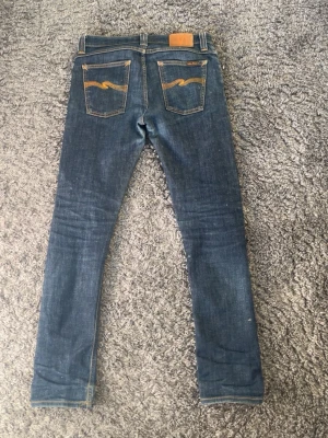 Nudie jeans - Snygga nudie jeans i slimfit storlek 29/32. Sitter perfekt på 175-180cm lång ungefär👌🏼köpta för inte så länge sen och de är knappaste slitna alls. Skriv om ni har några frågor och pris kan sänkas vid snabb affär👌🏼💫 