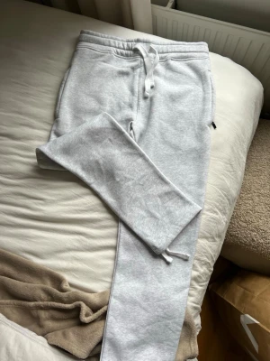 Ljusgrå mjukisbyxor från Russemerch  - Säljer ett par ljusgrå mjukisbyxor från Russemerch unisex. Byxorna har sidofickor och en bakficka. Köpta för 1,5 år sedan men inte använda då storleken inte passade mig. Missade att skicka tillbaka inom rätt returtid, därför blivit oanvända. 