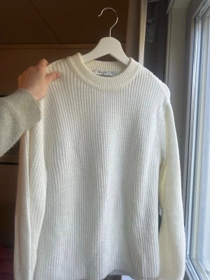 Vit stickad tröja - Fin i skicket och perfekt nu till sommar och vårkvällar!