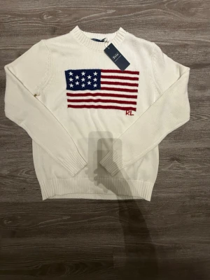 Vit stickad tröja  - Inga problem med plagget priset kan diskuteras dm vid intresse.