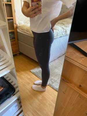 ICIW träningstights  - Jättesköna mörkgrå träningstights från icaniwill, använda fåtal gånger men har som en reva på ena benet, se sista bilden. Inget som syns jättetydligt om man inte tittar på nära håll 