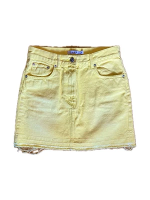 Gul kjol - En jättegullig gul jeanskjol från NA-KD