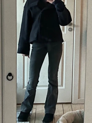 Svarta bootcut jeans - Säljer ett par grå svarta bootcut jeans i storlek 32💖