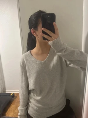 Oversize tröja i 100% ull - Oversize tröja från Brandy Melville i 100% ull! En jättefin ljusgrå färg! Passar S/M💞💞 är endast testad, alltså helt ny med prislapp kvar 