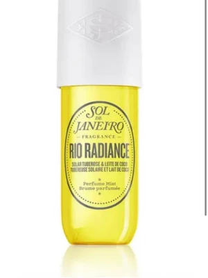 Sol de Janeiro Rio Radiance parfymmist - Fräsch parfymmist från Sol de Janeiro i doften Rio Radiance. Flaskan är gul med vit kork och har en tropisk vibe med noter av solar tuberose och kokosmjölk. Perfekt för dig som gillar lätta, somriga dofter och snygg design på badrumshyllan. SE BILD TRE 