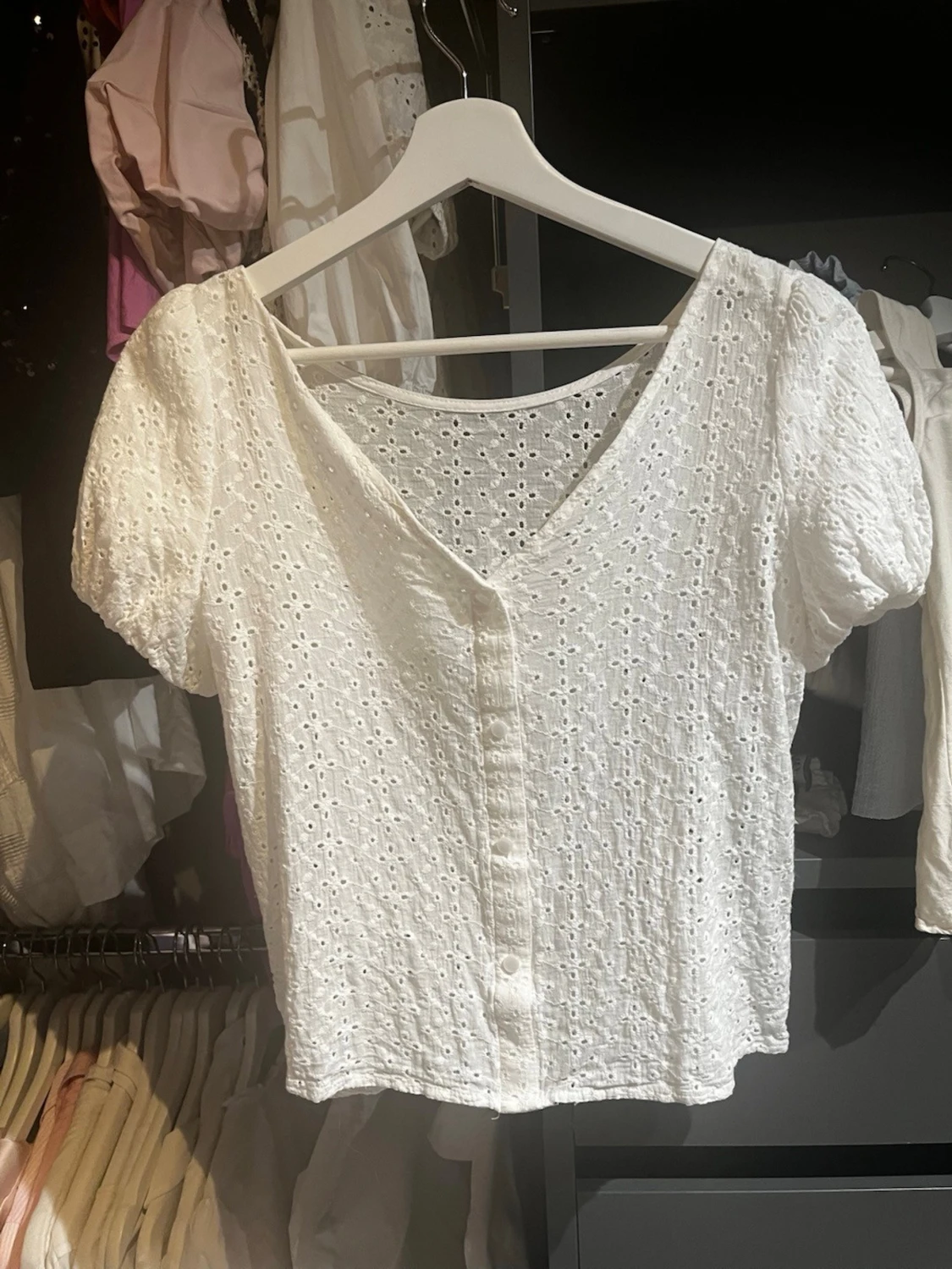 Vit blus med broderade detaljer