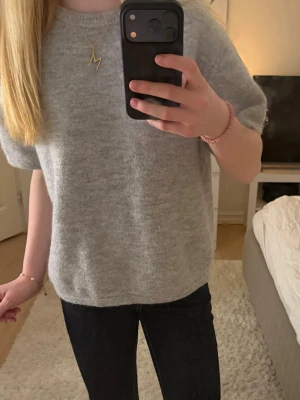 Jättefin tröja från Gina tricot😍😍 - Mysig grå stickad tröja från Gina Tricot❤️ används fåtal gånger🥰