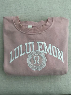 LULULEMON sweatshirt💕💕 - Säljer en superfin sweatshirt från Lululemon. Köpt i New York förra året. Säljer då jag inte använder den💕 