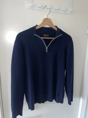 Stenströms halfzip - Säljer denna otroligt feta stenströms halfzip i storlek Xl fast passar XS. Väldigt fint skick och inga defekter! Hör av er vid fler frågor🤝