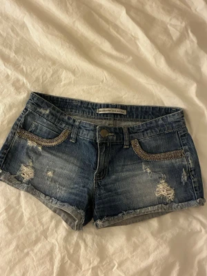 Lågmidjade jeans shorts - Låga jeansshorts från stadivarius. Mycket bra skick och perfekta sommar shorts. Köpa i Spanien, st 36 men passar 34. 