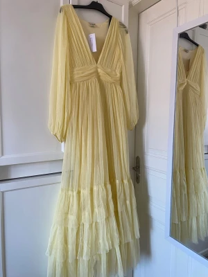 HELT NY balklänning - Jättefin ny balklänning från märket lace&beads, köpt på asos. Alla lappar e kvar och den är aldrig använd. Storlek 8 som motsvarar 36. Verkligen en superfin klänning perfekt till val eller bröllop i sommar. Nypris ca 1800, kan diskutera priset 