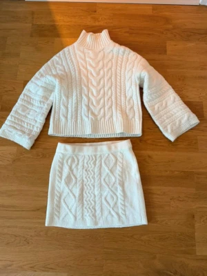 Stickat set - Tröja i storlek S och kjol i storlek m från Gina tricot! 