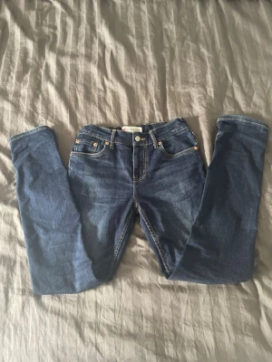 Levis 512 slim taper - Säljer nu mina levis jeans 512 slim taper i storlek 164/14 år. Därför de har blivit för små. Det finns spänne i byxorna. Knappt använda. Snabb deal = lägre pris! Har du frågor så hör av dej! Mvh VJresell 