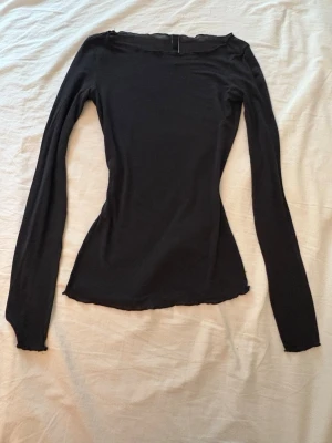 SKIMS sheer modal boatneck - En fin boat neck top från SKIMS som är sheer modal. Färg: Onyx. Påminner om intimissimis boatneck topp, men med mer silkeslen känsla på kroppen.