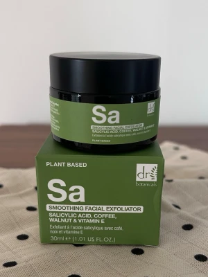 Dr Botanicals ansiktsskrubb 30ml - Säljer en växtbaserad ansiktsskrubb från Dr Botanicals med salicylsyra, kaffe, valnöt och vitamin E. Perfekt för dig som vill ha en exfolierande och uppfriskande hudvårdsrutin. Vegansk, växtbaserad. Helt ny. Endast upptagen ur förpackning för fotografering.