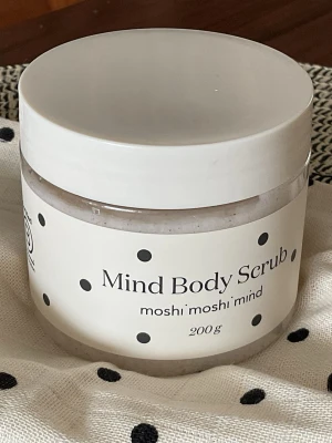 Body Scrub från Moshi Moshi Mind - Helt ny kroppsskrubb från Moshi Moshi Mind. Ej öppnad. Perfekt för exfoliering och mjukare hud. Oöppnad med skyddsplast kvar.