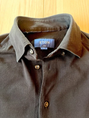 Eton skjorta svart M slim - Klassisk svart skjorta från Eton i slim fit-modell. 100% bomull. Storlek Medium. Bra skick!