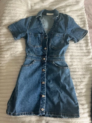 Jeansklänning med kort ärm och knappar - Säljer min nästan helt oanvända jeansklänning. Inga deffekter, priset kan disskuteras! 