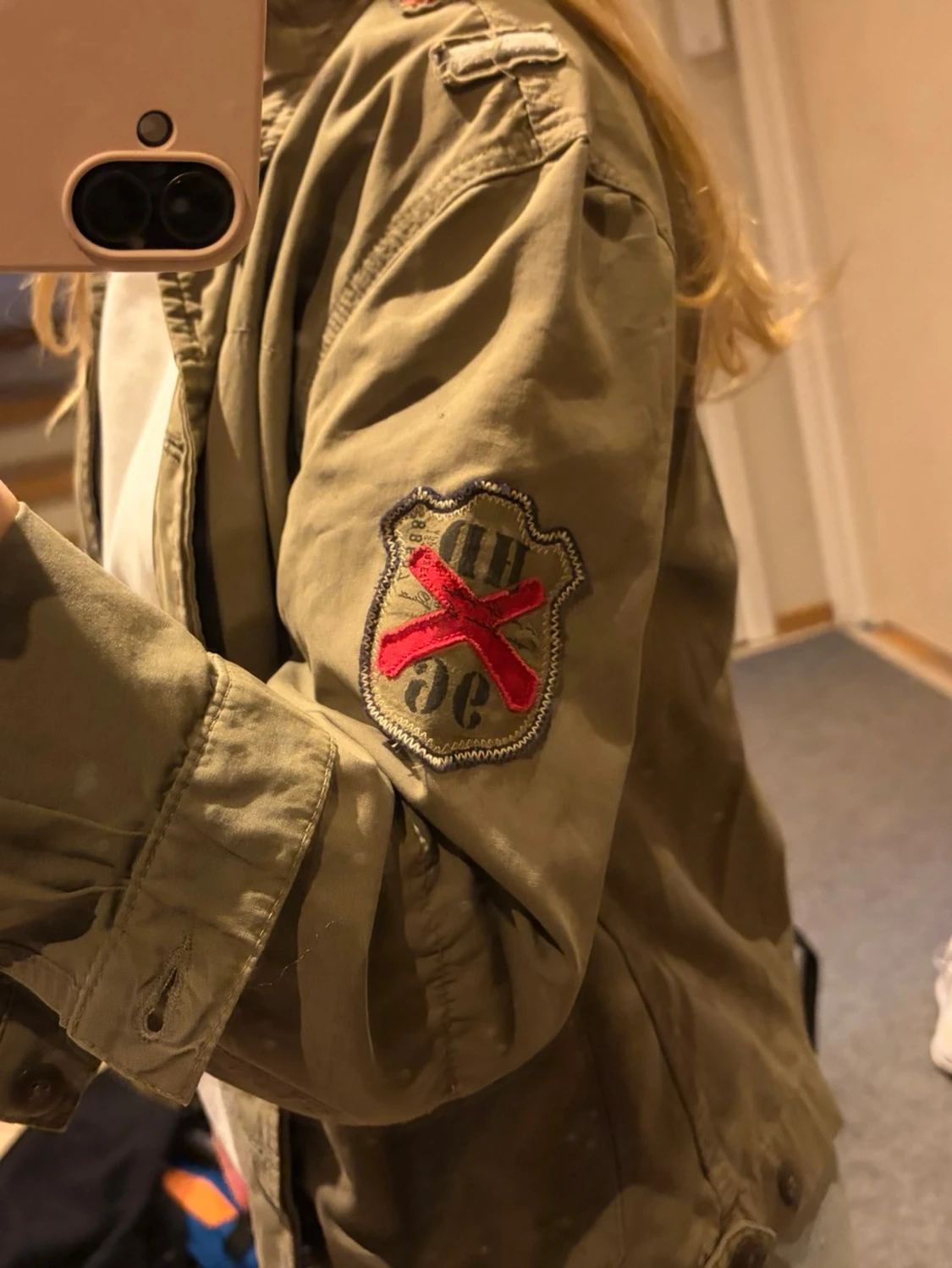 Olivgrön utilityjacka med patch - 1