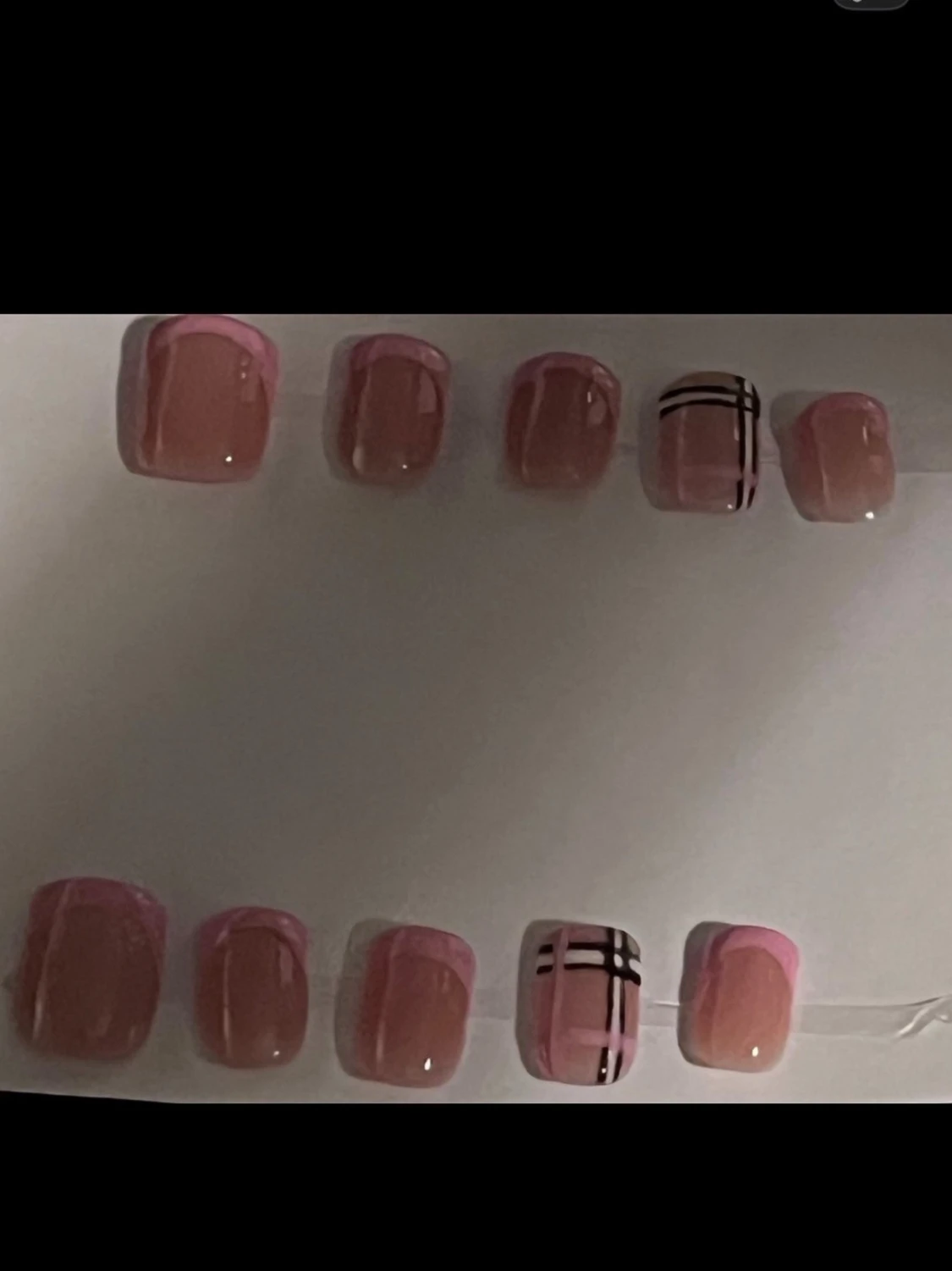Press-on naglar rosa fransk design