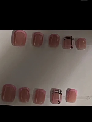 Press-on naglar rosa fransk design - Skriv gärna vid frågor eller beställningar, finns i alla storlekar och i kort eller medium längd!!💗💕Lim ingår och de är återanvändbara💖