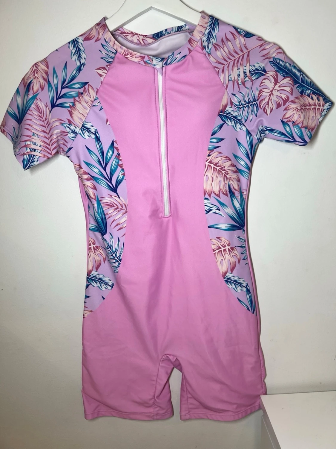 Rosa baddräkt med tropiskt mönster - 1