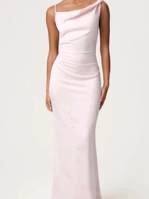 Ljusrosa långklänning från Adoore - Elegant ljusrosa långklänning i satin med oneshoulder-design och figurnära passform. Klänningen har en mjukt draperad överdel och subtila blommiga detaljer i tyget. Perfekt för speciella tillfällen.