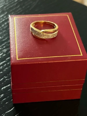 Äkta guldring 18k med små diamanter  - Ring i äkta guld 18K med små diamanter (38st i 0,11 ct). Storlek mellan 15-15,5 mm. Kommer i original ask.