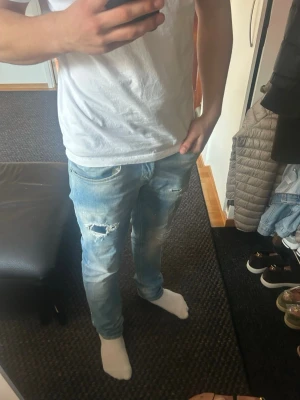 Dondup Jeans  - Skit snygga ljusblåa dondups med slitningar och färg. I riktigt fint skick 🫡As feta nu inför sommaren 💯 Priset är diskutabelt och vid fler frågor kontakta mig ☀️☀️