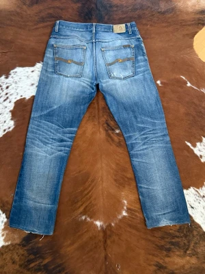 Nudie HankRey RonnieReplica Selvage Jeans - Tjena! Säljer dessa riktigt snygga Nudies i modellen HankRey som sitter straight, byxorna har riktigt snygg wash med nice slitningar och lagningar, W34/L34 men dom är för kortade till 105cm, hör av dig vid funderingar!🙌