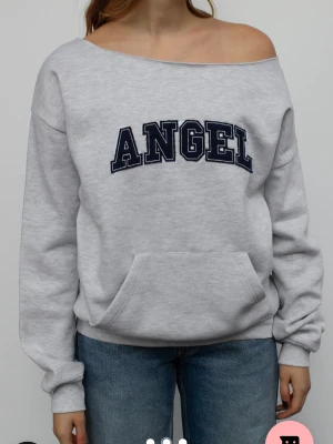 Subdued angel off-shoulder hoodie - Jag säljer nu min jätte fina grå off-shoulder hoodie från Subdued. Den är i storlek medium och är använd runt 5 gånger. Jag köpte den för runt 600kr. Slutsåld på hemsidan. Fråga gärna om man har några frågor!❤️