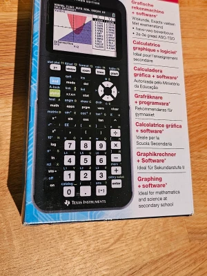 Texas Instruments TI-84 Plus CE-T Python - TI-84 Plus CE-T Python säljes – helt ny och oöppnad Säljer en helt ny och oöppnad Texas Instruments TI-84 Plus CE-T Python i originalförpackning. Perfekt för gymnasiet eller högre studier. Det ingår även 3 år av TI-SmartView. Nypris: 1 739 kr. Pris: 1500 kr eller bud.