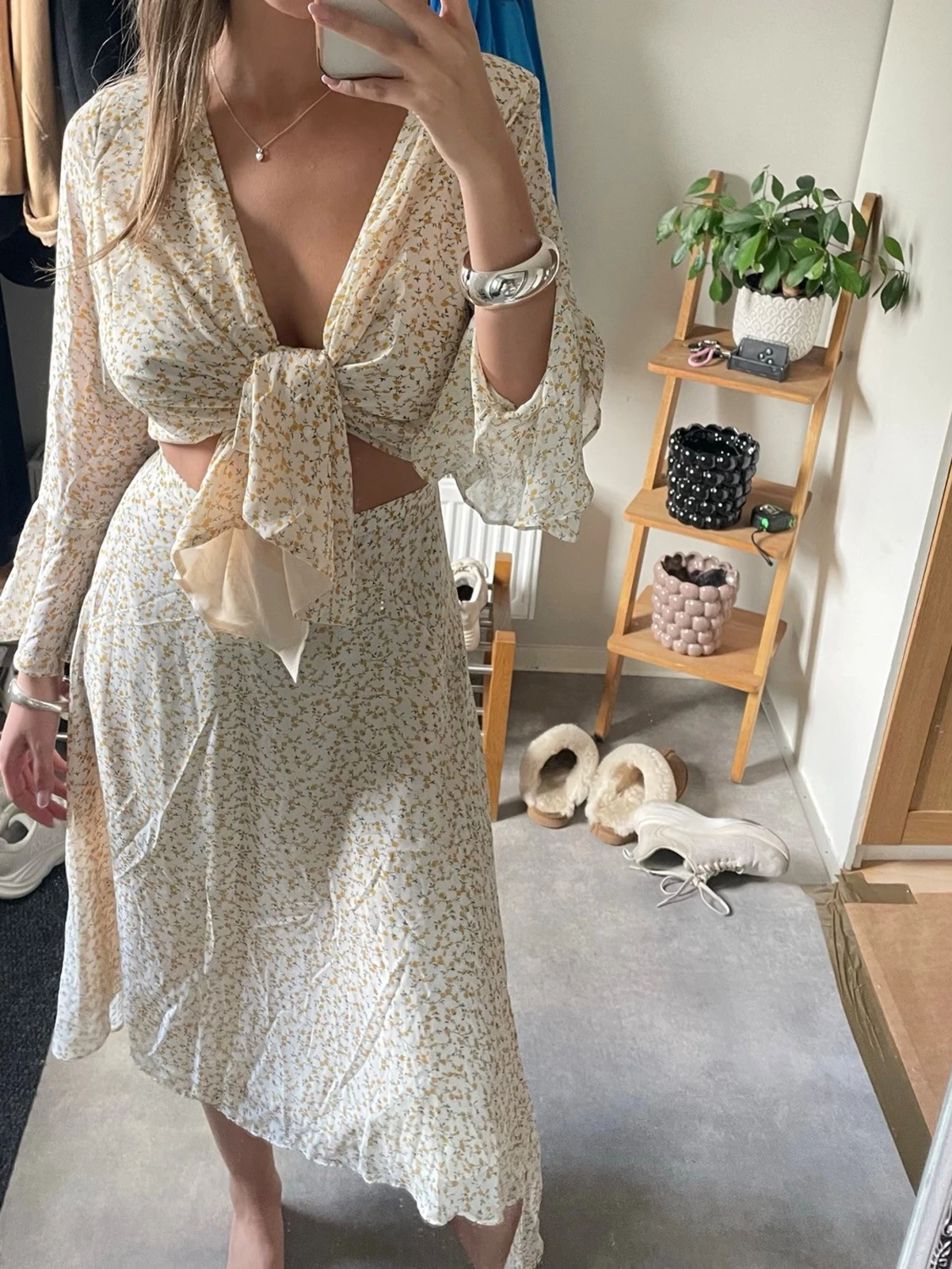 Blommig omlottklänning med knyt från Adoore  - 1