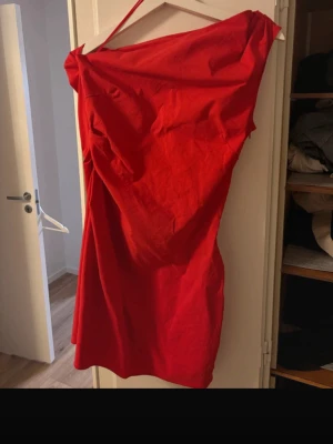 Röd klänning - Använd en gång! Från märket Mango!