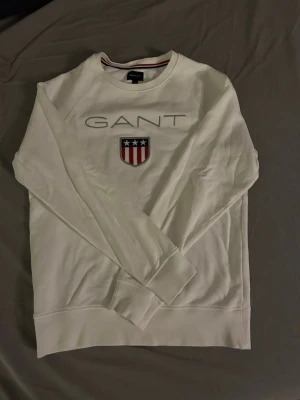 Vit sweatshirt från GANT - En vit sweatshirt från GANT, köptes i GANT butiken på Emporia Hyllie. NYSKICK, inga fläckar eller hål. 