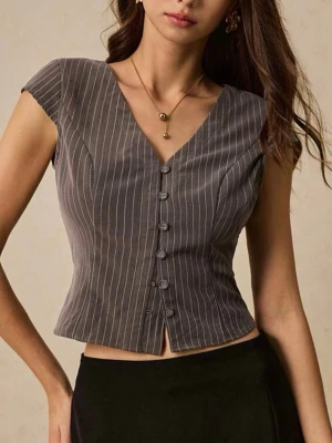 Topp - Fin stopp med snöre vid midjan så man kan göra den tightare och figursydd. Den har en grå/brun nyans 