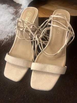 Klackskor - Beigea klackskor som är för stora för mig och har använts några gånger, storlek 39. Skriv för frågor☺️