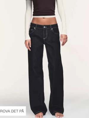 Svarta wide leg jeans låg midja Zara - Mörkblå low baggy/straight jeans från Zara, använda en gång strl 36 sitter bra på mig med innebrneslängd 82cm
