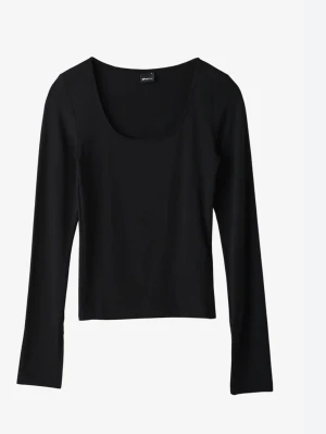 Svart långärmad topp Gina Tricot - En enkel och stilren svart långärmad topp från Gina Tricot. Toppen har en rundad, något djupare urringning och är tillverkad i mjukt stretchigt material. Perfekt att matcha med jeans eller kjol för en clean look.