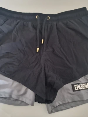 Träningsshorts från Elly Pistol  - Träningsshorts från Elly Pistol med dubbla lager. Helt nya och oanvända, endast legat I byrån. Går ej att köpa från Elly Pistol längre 🖤🩶